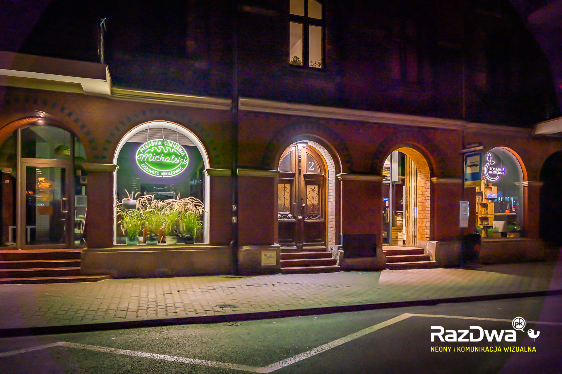 RazDwa-Katowice-Piekarnia-Michalski-neony-plac-miarki-2