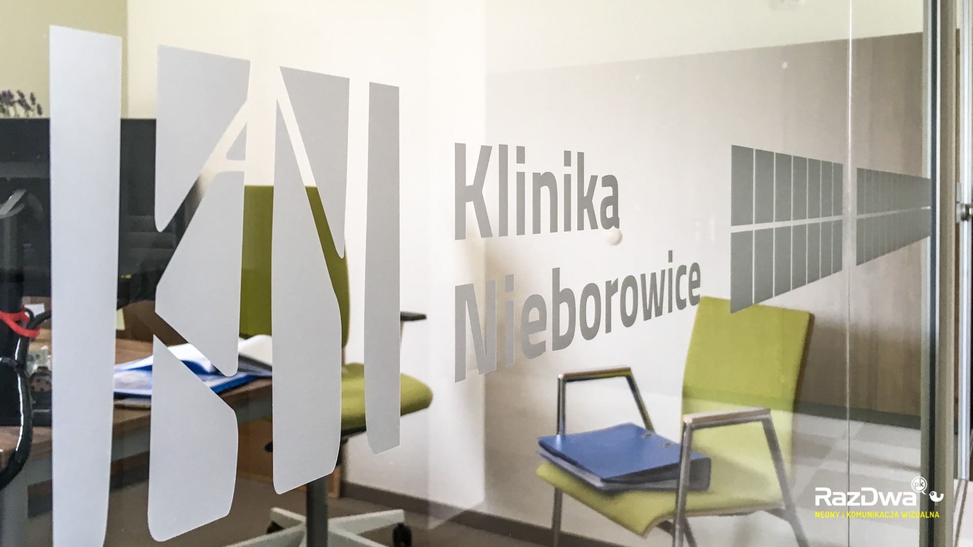 oznakowanie-budynku-wewnetrzne-klinika-nieborowice-01