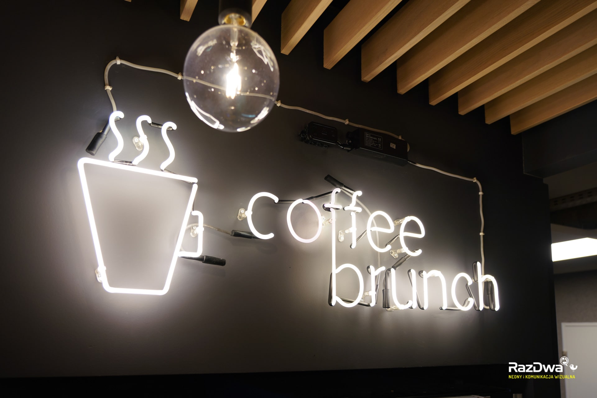 neon-caffee-brunch-ing-bank-katowice-05-min