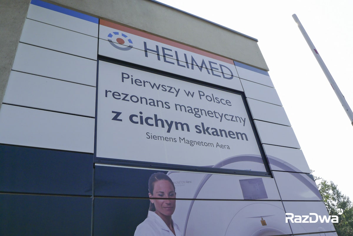 RazDwa-Helimed-Katowice-Panewnicka-wyklejana-reklama-wielkoformatowa-5-min